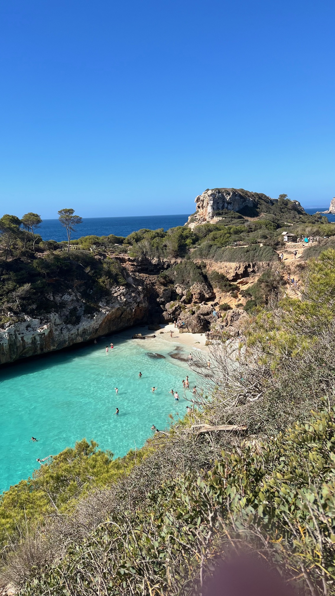 Bucht mit türkiblauem Wasser