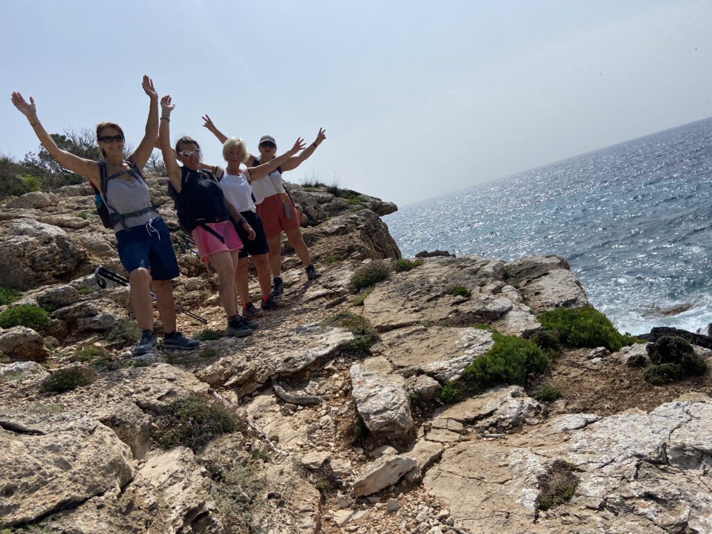 Gruppe auf Felsen am Meer